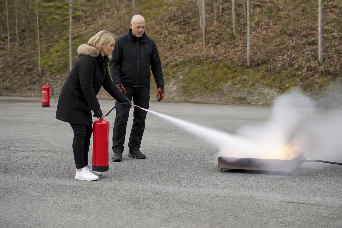 Praktisk brandtræning med slukningsmiddel